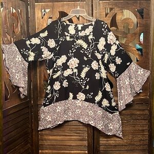 EUC Large Spense black & lilac floral shirt with bell sleeves & side slits.